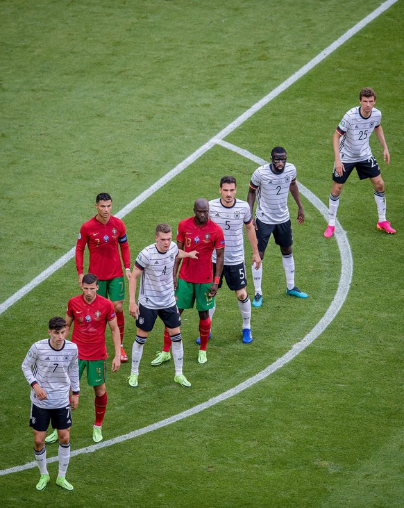 Die Spieler beider Teams warten auf einen Freistoss. GES/ Fussball/ UEFA Euro 2020: Gruppe F: 2. Spieltag: Spiel 24: Portugal - Deutschland, 19.06.2021 Football / Soccer: UEFA Euro 2020: Group F: Matc ...