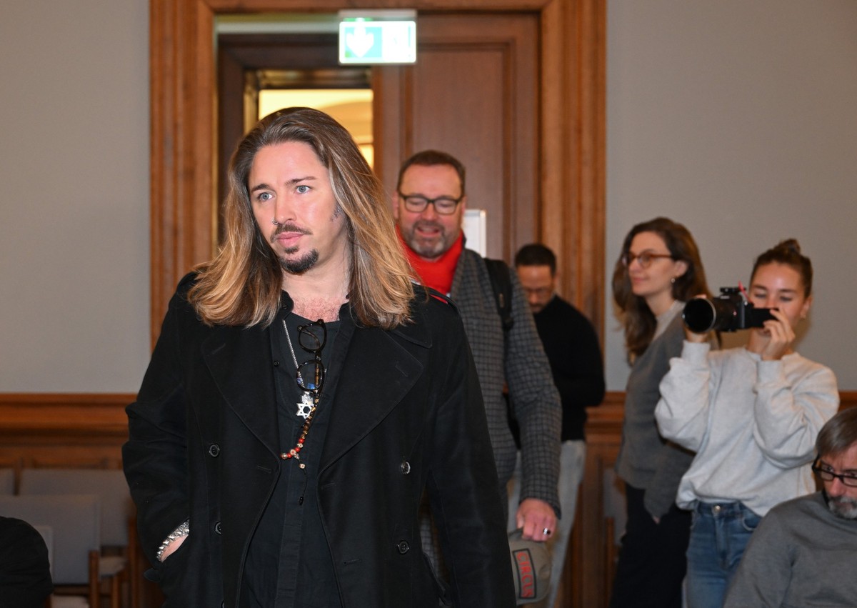 dpatopbilder - 28.11.2023, Sachsen, Leipzig: Der deutsche Rockmusiker Gil Ofarim (l) betritt den Saal des Landgerichts in Leipzig mit einem seiner Anw�lte. Hier l�uft der Prozess gegen Ofarim wegen fa ...