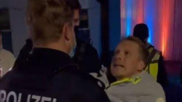 Hier ist zu sehen, wie Oliver Pocher von der Polizei abgeführt wird.