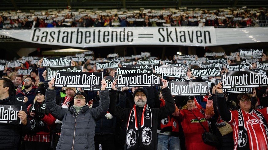 Viele Fußballfans protestieren gegen die WM in Katar.