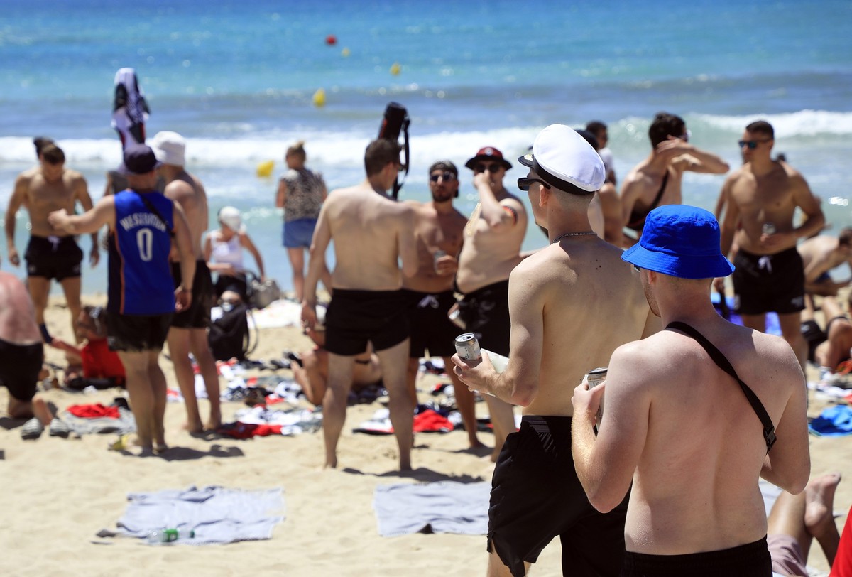 17.05.2024, Spanien, Palma: Menschen sonnen sich vor dem Pfingstwochenende am Strand von Arenal auf Mallorca. Foto: Clara Margais/dpa +++ dpa-Bildfunk +++