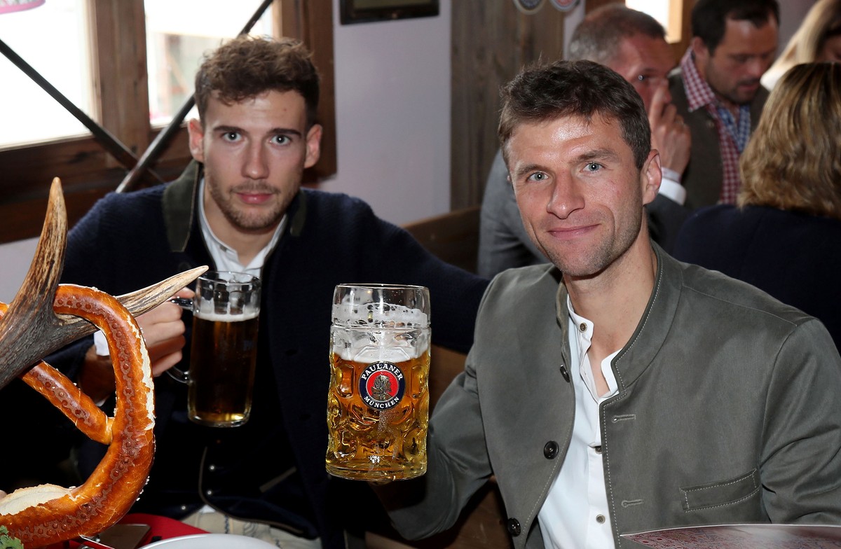 06.10.2019, xfux, Fussball 1.Bundesliga, FC Bayern Muenchen besucht Oktoberfest 2019, emspor, v.l. Leon Goretzka FC Bayern Muenchen, Thomas Mueller FC Bayern Muenchen Muenchen 06 10 2019, xfux, footba ...