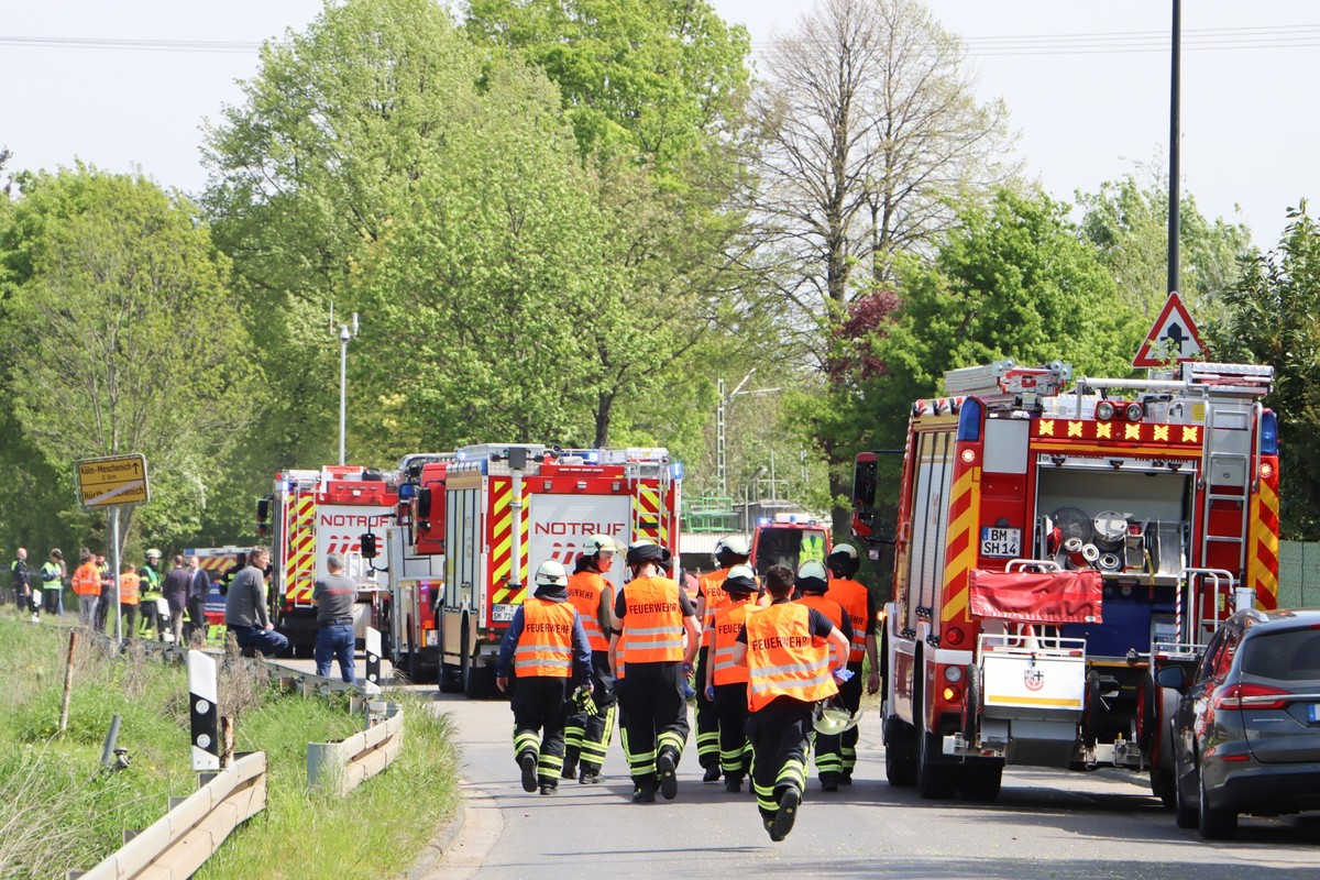 04.05.2023, Nordrhein-Westfalen, Hürth: Ein Großaufgebot von Rettungskräften ist nach einem schweren Zugunfall in Hürth im Einsatz. Bei dem Unfall in Hürth bei Köln sind am Donnerstag nach Angaben der ...