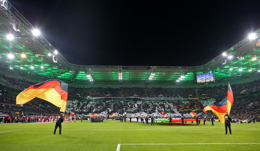 Fans der Nationalmannschaft machen die Choreo beim Spiel gegen Weißrussland.