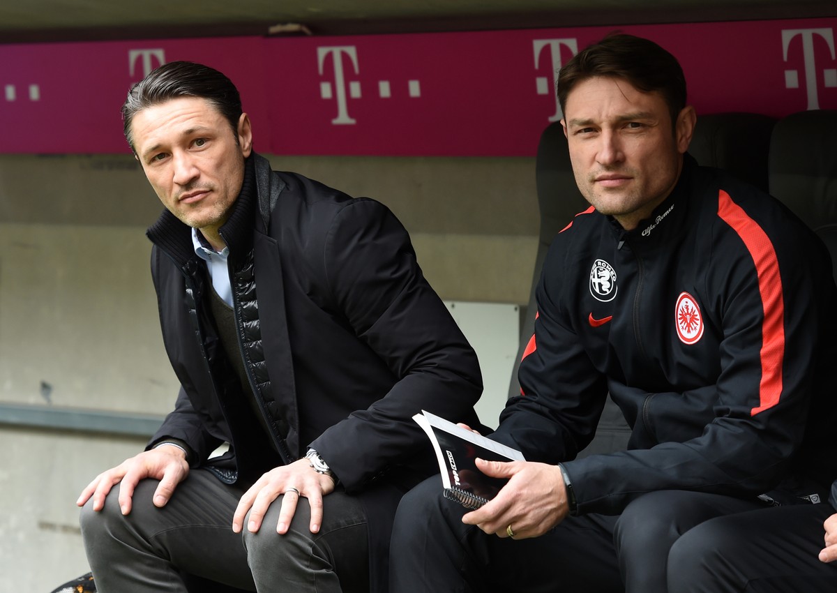 Niko (l.) und Robert Kovac auf der Trainerbank. Die Rollenverteilung scheint klar: Niko hat die Zügel in der Hand, trägt Hemd und Mantel. Robert ist der stille Zuarbeiter im Hintergrund, trägt Trainin ...