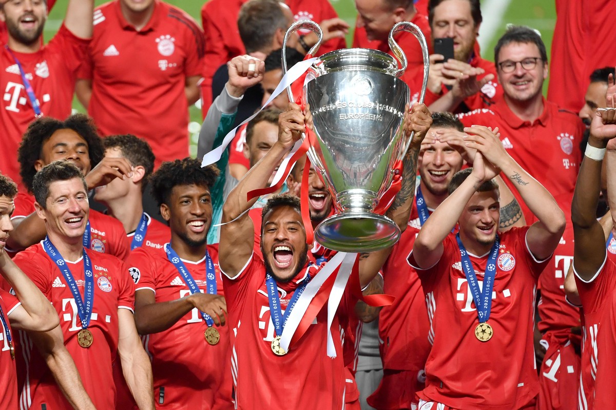 Corentin TOLISSO (Bayern Muenchen) mit Cup,Pokal,Trophaee,trophy,Siegerung. Teamfoto,Team,Mannschaft,Mannschaftsfoto. Fussball Champions League, Finale, Paris St. Germain (PSG)-FC Bayern Muenchen (M)  ...