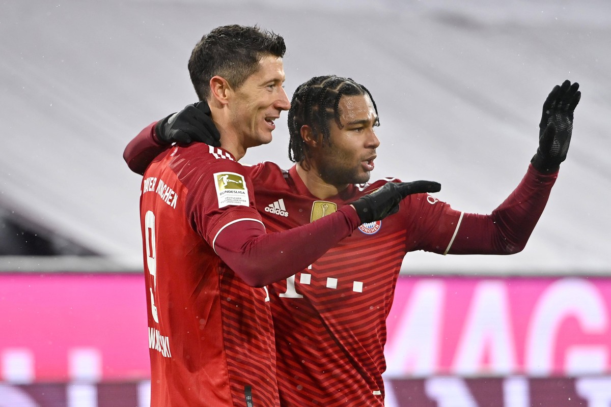 Torjubel Robert LEWANDOWSKI Bayern Muenchen nach Tor zum 1-0 mit Serge GNABRY FC Bayern Muenchen, Jubel,Freude,Begeisterung, Aktion, Fussball 1. Bundesliga Saison 2021/2022,18.Spieltag, Spieltag18. FC ...