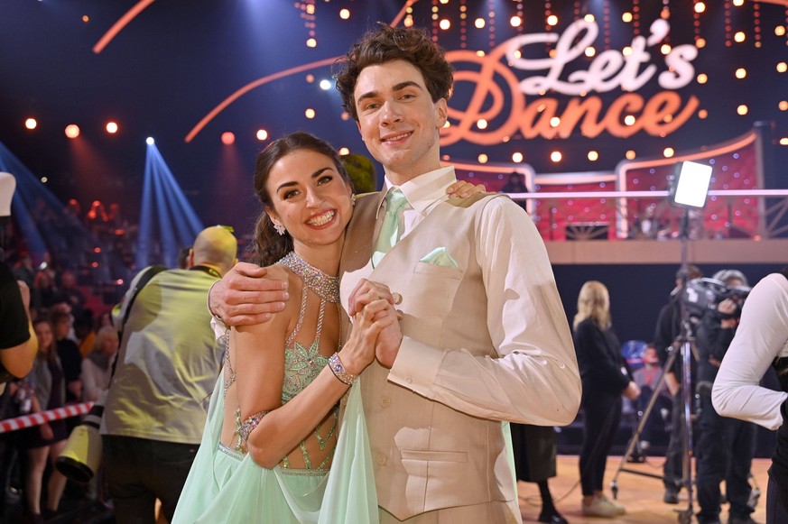 Timon Krause mit Ekaterina Leonova in der ersten Live-Show der 16. Staffel der RTL-Tanzshow Let s Dance im MMC Coloneum. Köln, 24.02.2023 *** Timon Krause with Ekaterina Leonova in the first live show ...