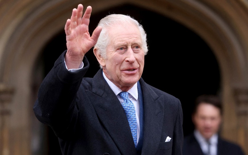 dpatopbilder - 31.03.2024, Großbritannien, Windsor: König Charles III. winkt am Ostersonntag nach dem Ostergottesdienst in der St. George&#039;s Chapel auf Schloss Windsor in Berkshire der Öffentlichk ...