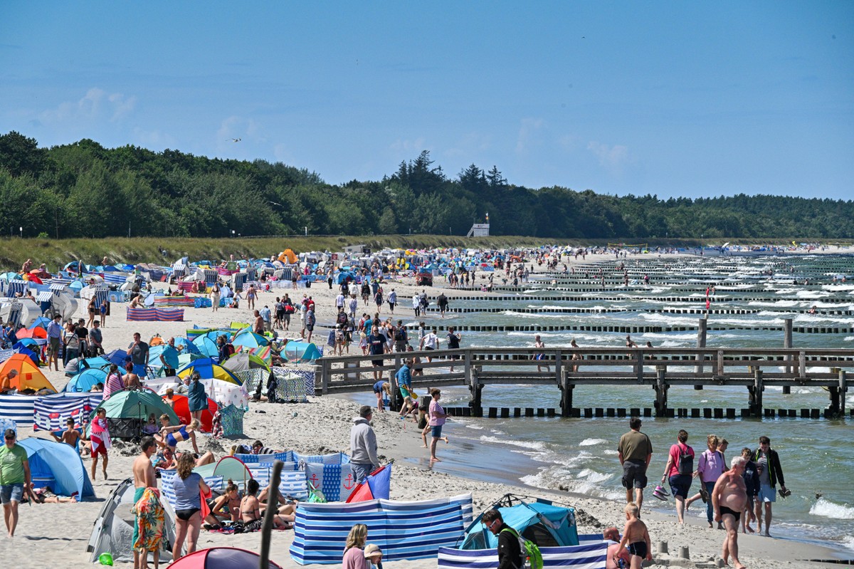 ++DEU Ostsee++Der Sommer ist zurück++ Blick auf den vollen Ostsee-Strand von Zingst auf dem Fischland- Darß in Mecklenburg- Vorpommern. Bei strahlend blauen Himmel und hochsommerlichen Temperatuten su ...