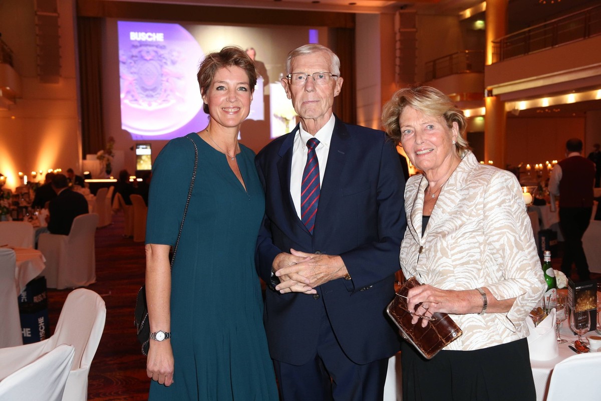 Hamburg Christina Block mit ihren Eltern Eugen und Christa Block, Busche Gala für die Leader der Hotelerie und Gastronomie im Hotel Grand Elysee Hamburg 26 .10.2020 *** Hamburg Christina Block with he ...