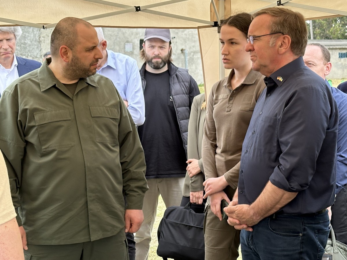 30.05.2024, Ukraine, Odessa: Verteidigungsminister Boris Pistorius (SPD,r) trifft sich mit seinem ukrainischen Amtskollegen Rustem Umjerow (l), Ukrainischer Verteidigungsminister, in Odessa. Foto: J�r ...