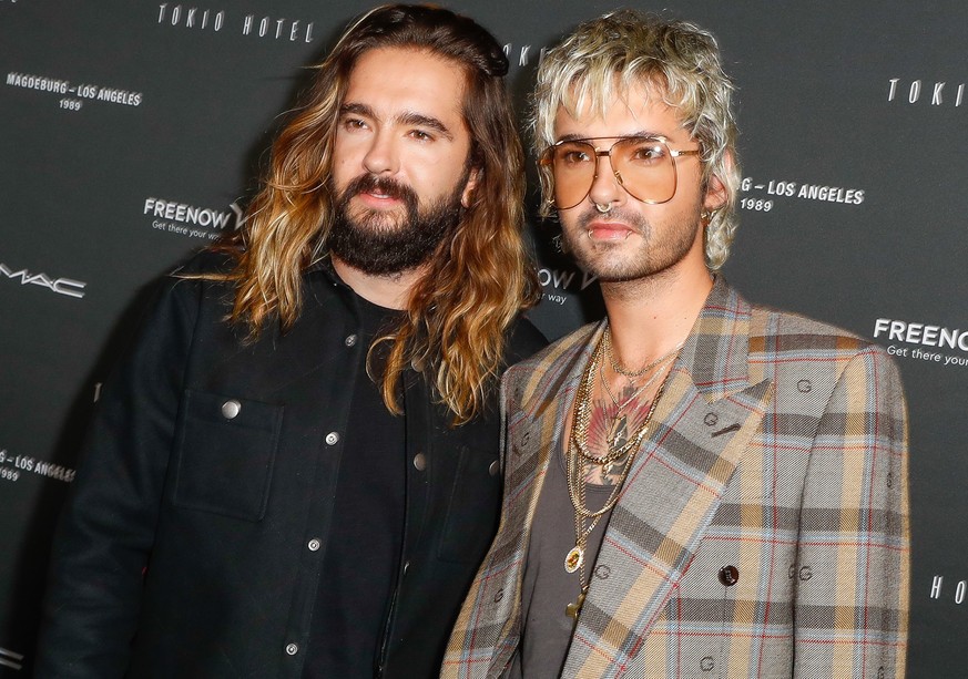 ARCHIV - 22.10.2021, Berlin: Tom Kaulitz (l) und sein Bruder Bill Kaulitz kommen zu einem Event von Tokio Hotel. (zu dpa: