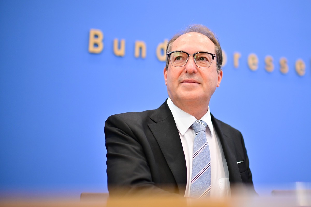 21.08.2025, Berlin: Alexander Dobrindt (CSU), Bundesinnenminister, spricht während einer Pressekonferenz zum Bundeslagebild über sexuellen Missbrauch von Kindern und Jugendlichen im Jahr 2024. Foto: S ...