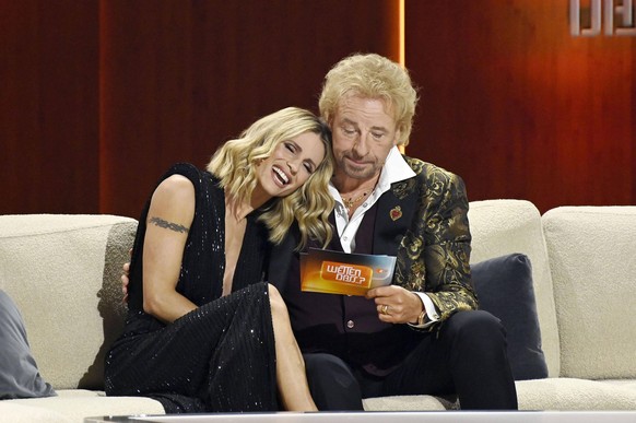 Michelle Hunziker und Thomas Gottschalk in der ZDF-Unterhaltungsshow Wetten, dass.. live aus der Messehalle. N�rnberg, 06.11.2021 *** Michelle Hunziker and Thomas Gottschalk in the ZDF entertainment s ...