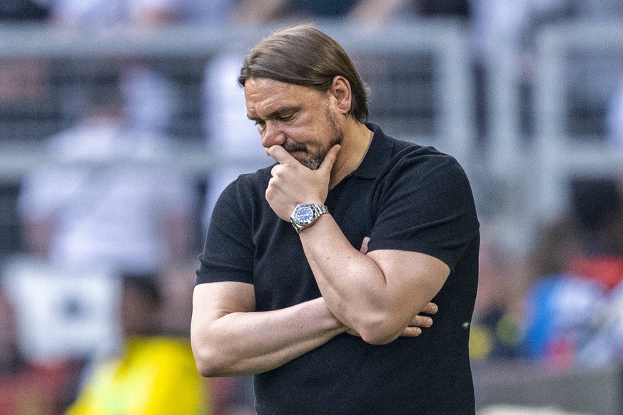 Fußball: 1. Liga, Saison 2022/2023, 32. Spieltag, Borussia Dortmund - Borussia Mönchengladbach am 13.05.2023 in Dortmund. Gladbachs Trainer Daniel Farke schaut nachdenklich. WICHTIGER HINWEIS: Gemäß d ...