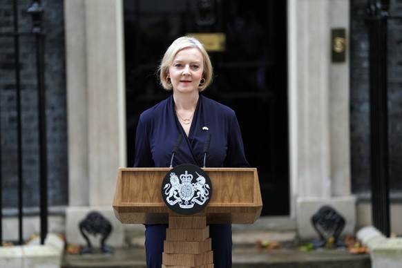 ARCHIV - 20.10.2022, Gro�britannien, London: Liz Truss, Premierministerin von Gro�britannien, gibt vor der 10 Downing Street eine Erkl�rung ab, in der sie ihren R�cktritt als Premierministerin bekannt ...