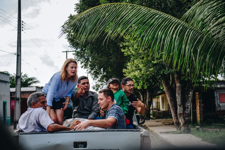 Freiheitsgefühle: Auf der Ladeklappe am Weg in den Dschungel mit den Mitgliedern der Kooperative und dem Reise-Team