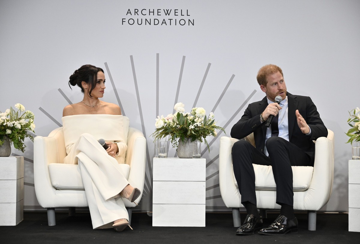 10.10.2023, USA, New York: Der britische Prinz Harry, Herzog von Sussex, und Meghan, Herzogin von Sussex, sitzen anlässlich des Welttag für psychische Gesundheit beim Elterngipfel "Mentales Wohlb ...