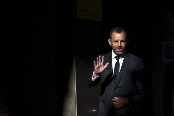 (FILE) Former president of FC Barcelona Sandro Rosell waves to photographers as he arrives at the National Court in Madrid, Spain, 22 July 2014 (re-issued on 24 April 2019). Spanish National Court has ...
