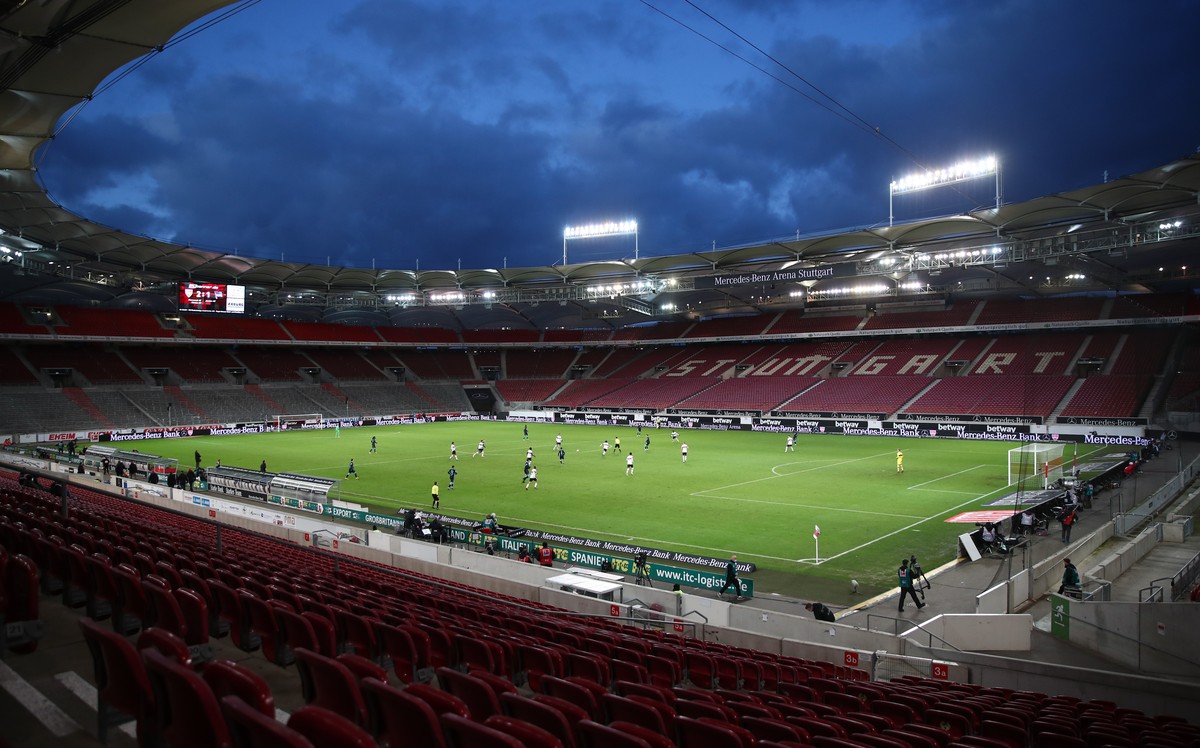dpatopbilder - 05.12.2021, Baden-W�rttemberg, Stuttgart: Fu�ball, Bundesliga, VfB Stuttgart - Hertha BSC, 14. Spieltag in der Mercedes-Benz-Arena. Blick in das Stadion w�hrend des Spiels. WICHTIGER HI ...