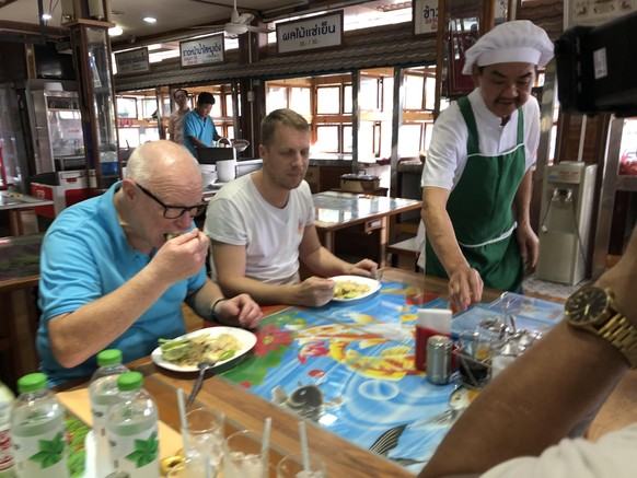Gerhard Pocher (l.) und sein Sohn Oliver Pocher (2.v.l.) essen in einem thailändischen Restaurant.
Die Verwendung des sendungsbezogenen Materials ist nur mit dem Hinweis und Verlinkung auf TVNOW ge ...