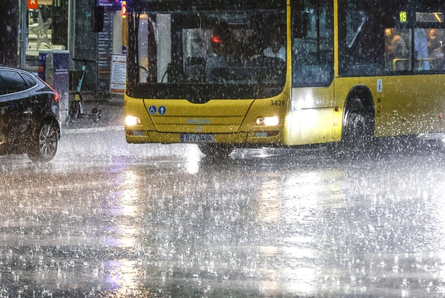 Regen Berlin, 15.08.2022 - Starker Regen an der Potsdamer Strasse. Nach wochenlanger Hitze brachte der erste starke Regen und Abkuehlung nach Berlin. Berlin Berlin Deutschland *** Rain Berlin, 15 08 2 ...