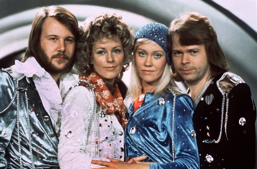Die Mitglieder der schwedischen Popgruppe Abba, Benny Andersson (l-r), Annafrid Lyngstad, Agnetha Fältskog und Björn Ulvaeus, beim Grand Prix d'Eurovision de la Chanson im Jahr 1974.