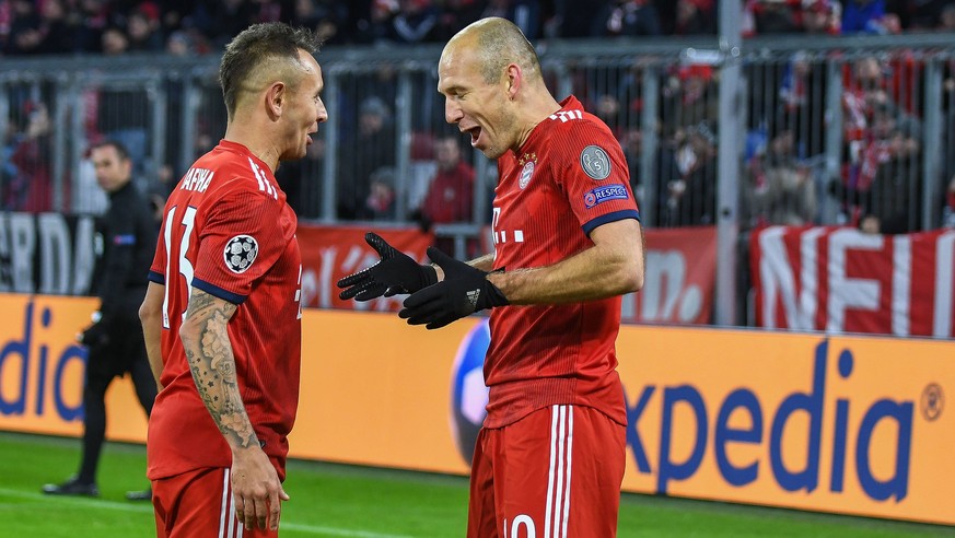 Torjubel mit Rafinha (FC Bayern Muenchen 13) beim Torschuetzen Arjen Robben (FC Bayern Muenchen 10) rechts, FC Bayern Muenchen - Benfica Lissabon, Champions League, 27.11.2018 DFL REGULATIONS PROHIBIT ...