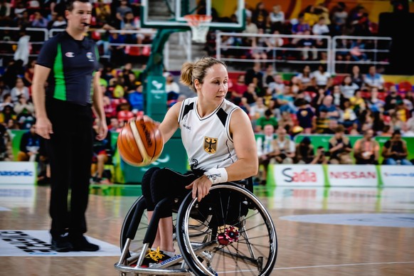 Deutsche Rollstuhlbasketballerinnen gewinnen Silber bei den Paralympics. Im Finale haben sie gegen die USA mit 45:62 verloren, Annika Zeyen trÃ_gt die deutsche Fahne bei der Abschlusszeremonie ++ am 1 ...