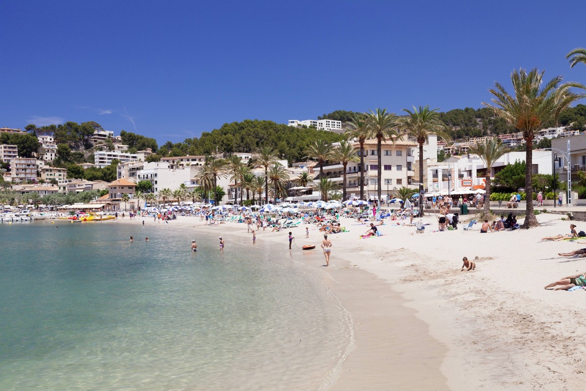 Playa d Es Traves Beach at Promenade Passeig Es Traves, Port de Soller, Majorca (Mallorca), Balearic Islands, Spain, Mediterranean, Europe PUBLICATIONxINxGERxSUIxAUTxONLY Copyright: MarkusxLange 1160- ...