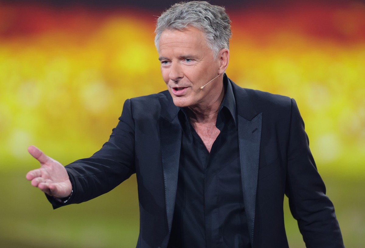 COLOGNE, GERMANY - SEPTEMBER 28: Jörg Pilawa speaks on stage at the German Television Award (Deutscher Fernsehpreis) at MMC Studios on September 28, 2023 in Cologne, Germany. (Photo by Andreas Rentz/G ...
