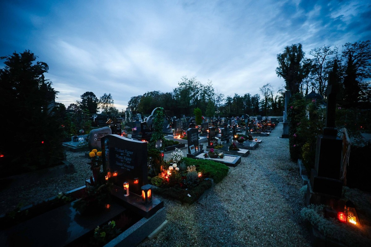 01.11.2023, Braunau am Inn, AUT, Unterwegs in der Oberoesterreich, Fototermin, Themenbild, Verschiedene Themenbilder, Symbolbild, Friedhof, Allerheiligen, Allerseelen, im Bild Friedhof, Grab, Graeber, ...