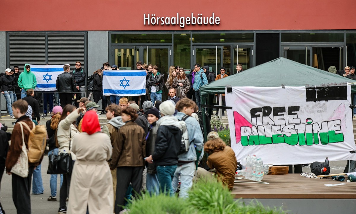 07.05.2024, Sachsen, Leipzig: Pro-isrealische Demonstranten stehen auf dem Innenhof der Universität Leipzig einer pro-palästinensischen Gruppe gegenüber. Mehrere Menschen haben am Dienstagnachmittag d ...