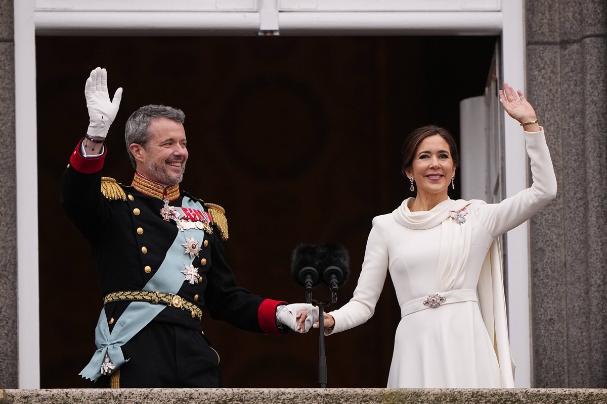 King Frederik X and queen Mary waves from the balcony after the proclamation at the Christiansborg Palace Square on Sunday, January 14, 2024. featurematch, Copenhagen Denmark *** King Frederik X and q ...