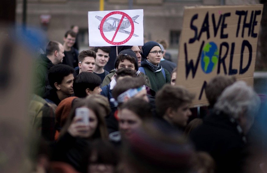 Students FridaysForFuture Climate-Protest DEU, Deutschland, Germany, Berlin, 22.03.2019 Demonstranten mit Schild Nein zu Fliegen auf der Demonstration von Schuelerinnen und Schueler der weltweiten Bew ...