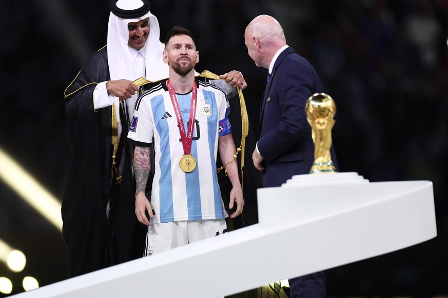 MESSI Lionel Weltmeister Team Argentinien bei der Siegerehrung mit FIFA Praesident INFANTINO Gianni und dem Emir TAMIN BIN HAMAD AL THANI FIFA World Cup, WM, Weltmeisterschaft, Fussball 2022 in Katar  ...