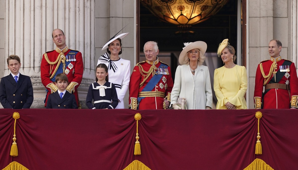 15.06.2024, Großbritannien, London: König Charles III. (M), steht gemeinsam mit Königin Camilla (3.v.r) zusammen mit Prinz George (l), William, Prinz von Wales (hinten, 2.v.l), Prinz Louis (vorne, 2.v ...