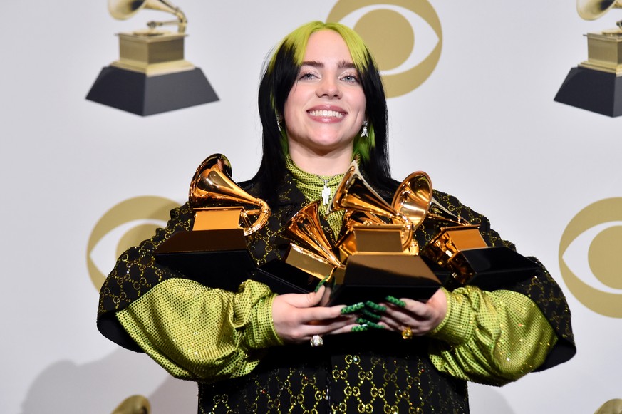 Billie Eilish strahlend bei der Grammy-Verleihung.