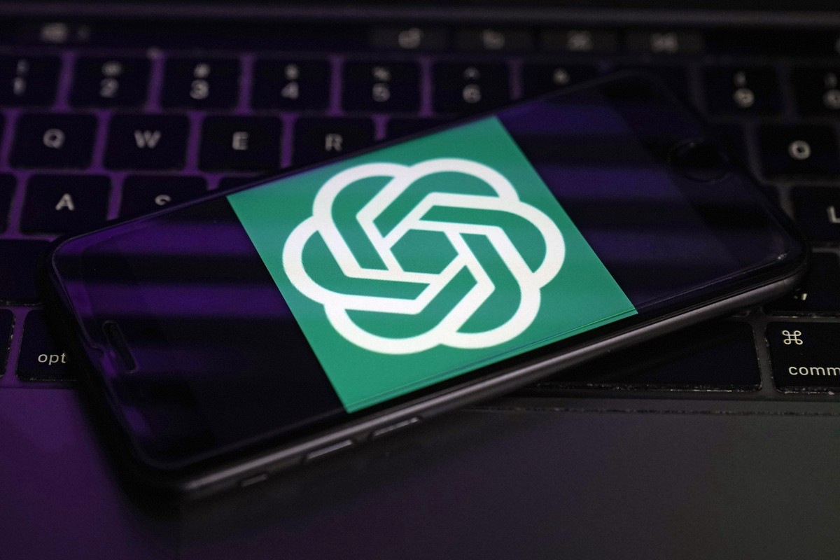 ARCHIV - 31.01.2023, USA, New York: Das Logo von OpenAI, dem Hersteller von ChatGPT, wird auf dem Bildschirm eines Smartphones angezeigt. Die Künstliche Intelligenz (KI) wird von den Menschen in Deuts ...
