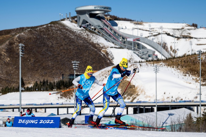 Die schwedischen Skilangläuferinnen Emma Ribom and Jonna Sundling beim Training auf den künstlich angelegten Strecken.