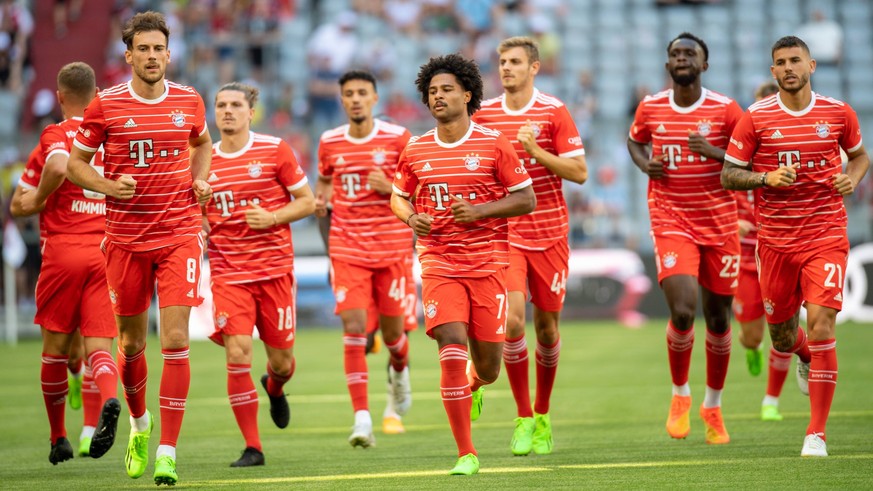 Leon Goretzka 8 FC Bayern Muenchen, B7, Lucas Hernandez 21 FC Bayern Muenchen during warmup, Teampraesentation FC Bayern Muenchen, 16.07.22 Muenchen Bayern Deutschland *** Leon Goretzka 8 FC Bayern Mu ...