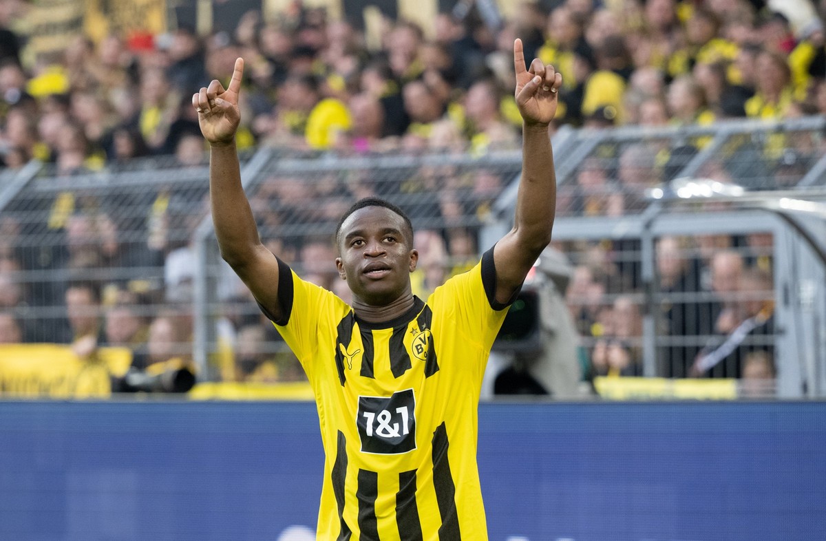 ARCHIV - 22.10.2022, Nordrhein-Westfalen, Dortmund: Fu�ball: Bundesliga, Borussia Dortmund - VfB Stuttgart, 11. Spieltag, Signal Iduna Park. Dortmunds Youssoufa Moukoko jubelt �ber seinen Treffer zum  ...