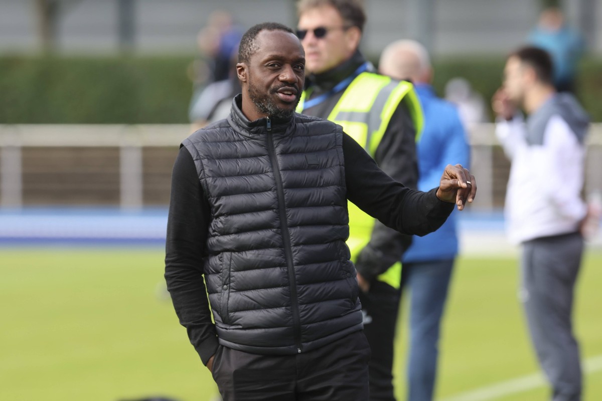 Direktor Kaderplanung, Scouting und Knappenschmiede Ben Manga FC Schalke 04 gestikuliert, Friendly match, SSVg Velbert vs FC Schalke 04, Stadion am 03. July 2024 in Ratingen, Deutschland. Foto von Mar ...