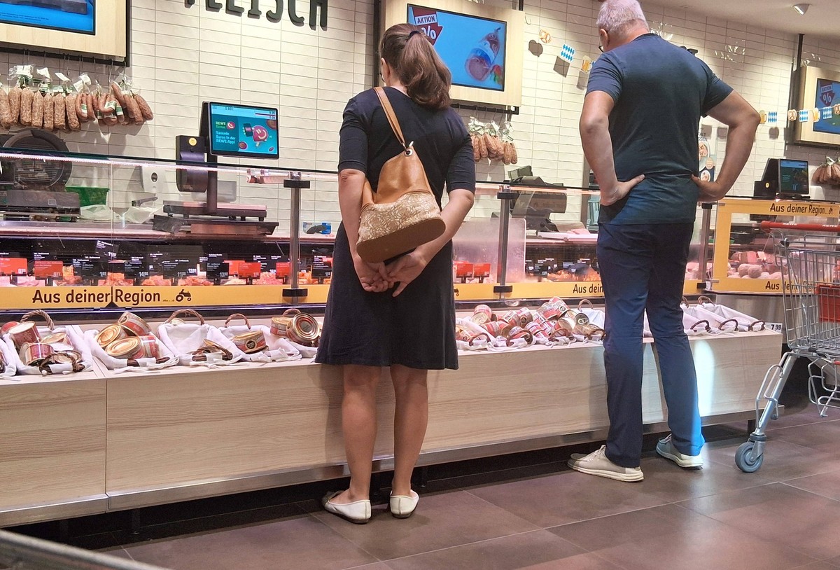 REWE-Einkauf zu Zeiten von Inflation. REWE-Einkauf in einem Supermarkt oder Discounter *** REWE shopping in times of inflation REWE shopping in a supermarket or discount store