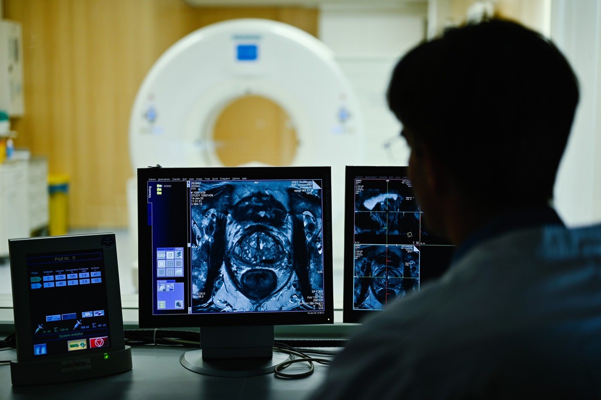 ARCHIV - 16.01.2020, Baden-W�rttemberg, Heidelberg: Ein Mitarbeiter betrachtet in einem Kontrollraum des Deutschen Krebsforschungszentrum (DKFZ) auf einem Monitor das Querschnittsbild einer Prostata. ...