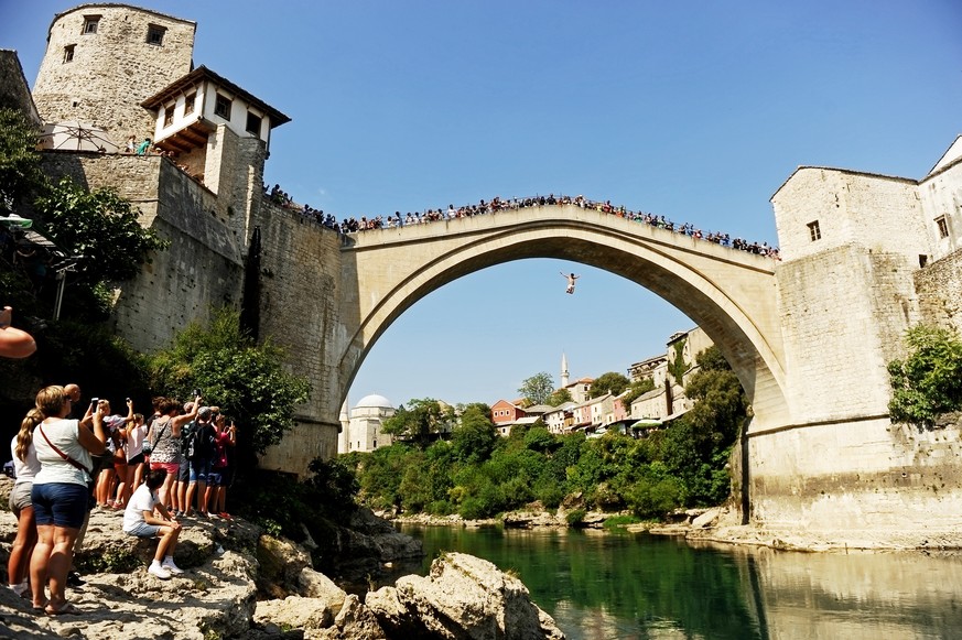 Bosnien: Touristen schauen Bosniern beim Sprung von der Brücke zu
Reiseveranstalter warnen vor Lebensgefahr