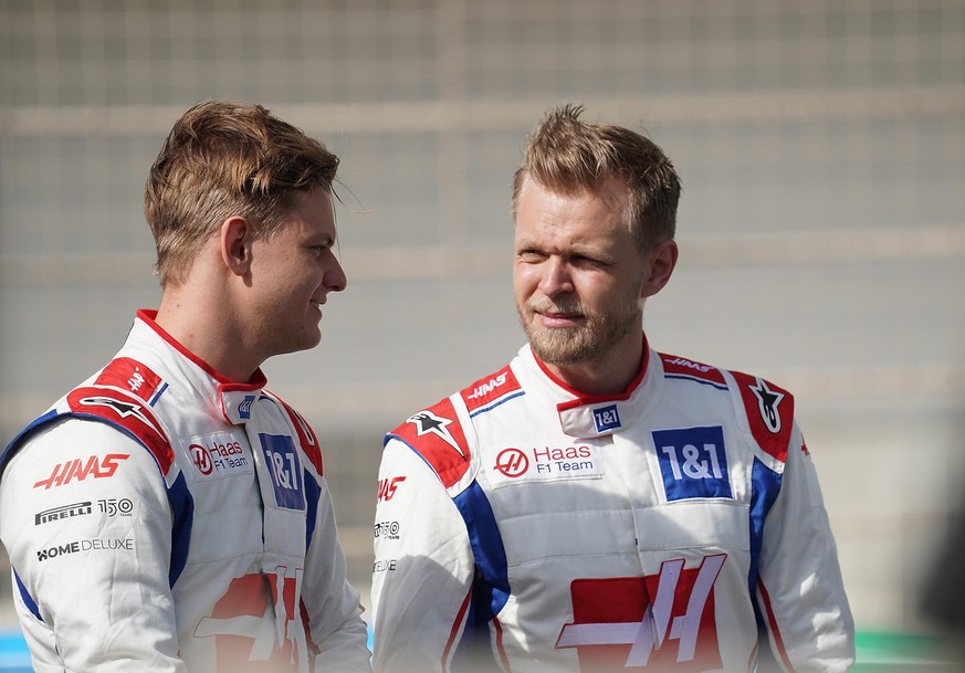 10.03.2022, Bahrain International Circuit, Sakhir, Formel 1 Testfahrten in Bahrain 2022 , im Bild Mick Schumacher (DEU), Uralkali Haas F1 Team, Kevin Magnussen (DNK), Uralkali Haas F1 Team