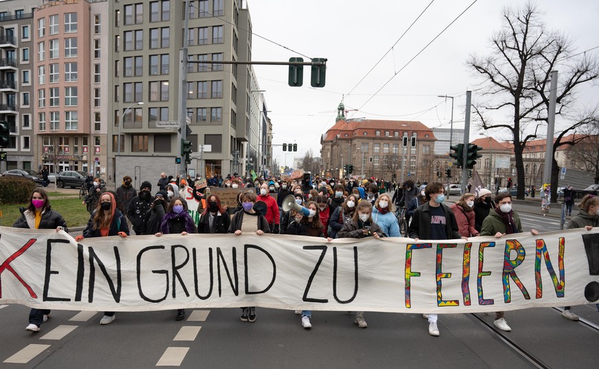 Bei einer Demonstration der Klimaaktivisten Fridays For Future tragen Teilnehmer ein Transparent mit der Aufschrift “Kein Grund zu feiern!”. Fridays For Future demonstriert anlässlich des dritten Jahr ...