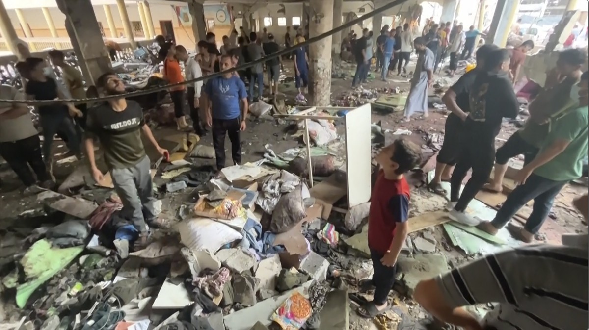 dpatopbilder - SCREENSHOT - 10.08.2024, Palästinensische Gebiete, Gaza: In diesem Bild, das aus einem Video stammt, inspizieren Menschen die Ruine als Vertriebenen-Unterkunft genutzte Schule, die von ...